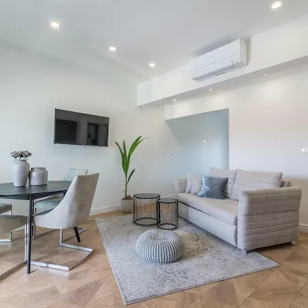 Luxury Piano Apartment
